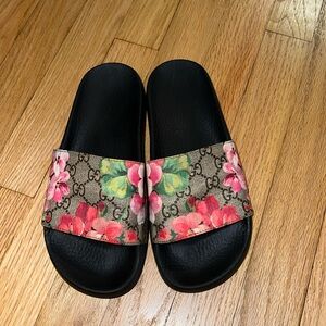 Women’s Gucci GG Blooms Supreme Slide Sandal. Used